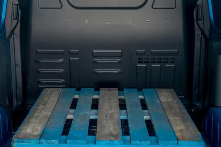 3725767 1.5 EcoBlue Leader Van